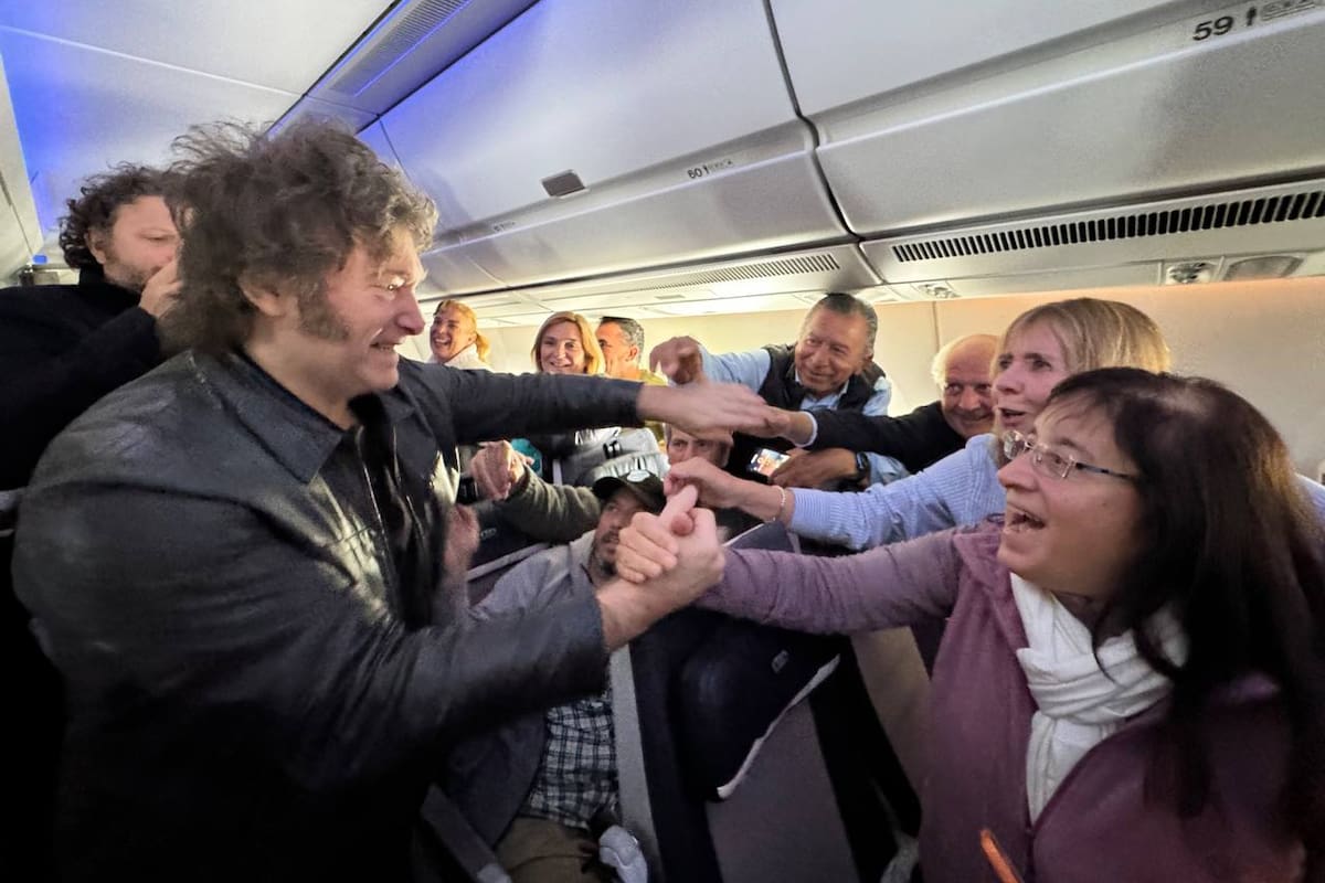 El presidente Javier Milei en el vuelo de regreso tras su gira por Israel, Italia y el Vaticano
