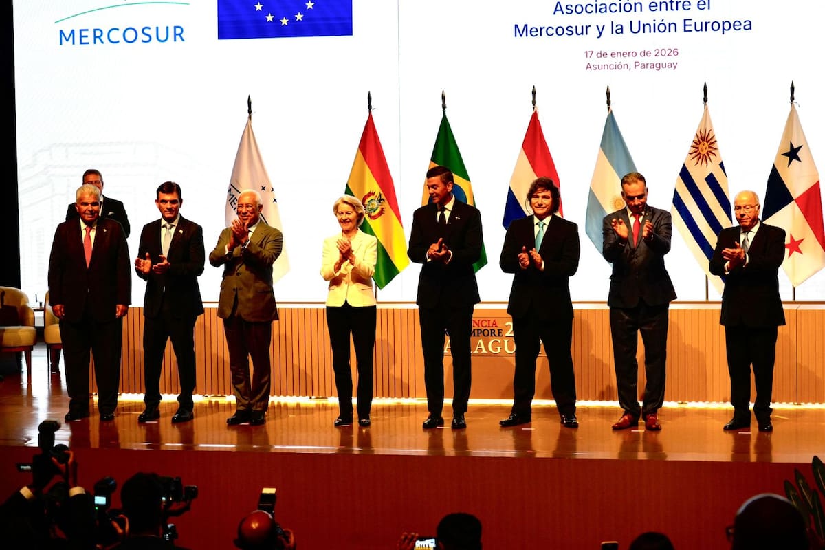 El presidente Javier Milei en la foto de familia durante la ceremonia por la firma del acuerdo Mercosur-UE