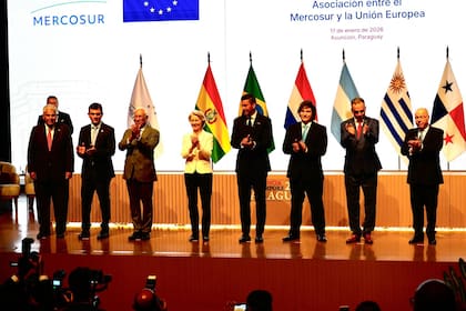 El presidente Javier Milei en la foto de familia durante la ceremonia por la firma del acuerdo Mercosur-UE