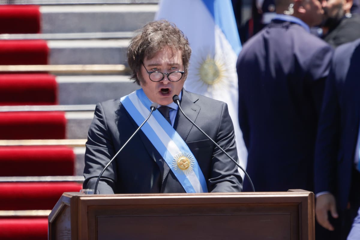 El presidente Javier Milei, en las escalinatas del Congreso de la Nación