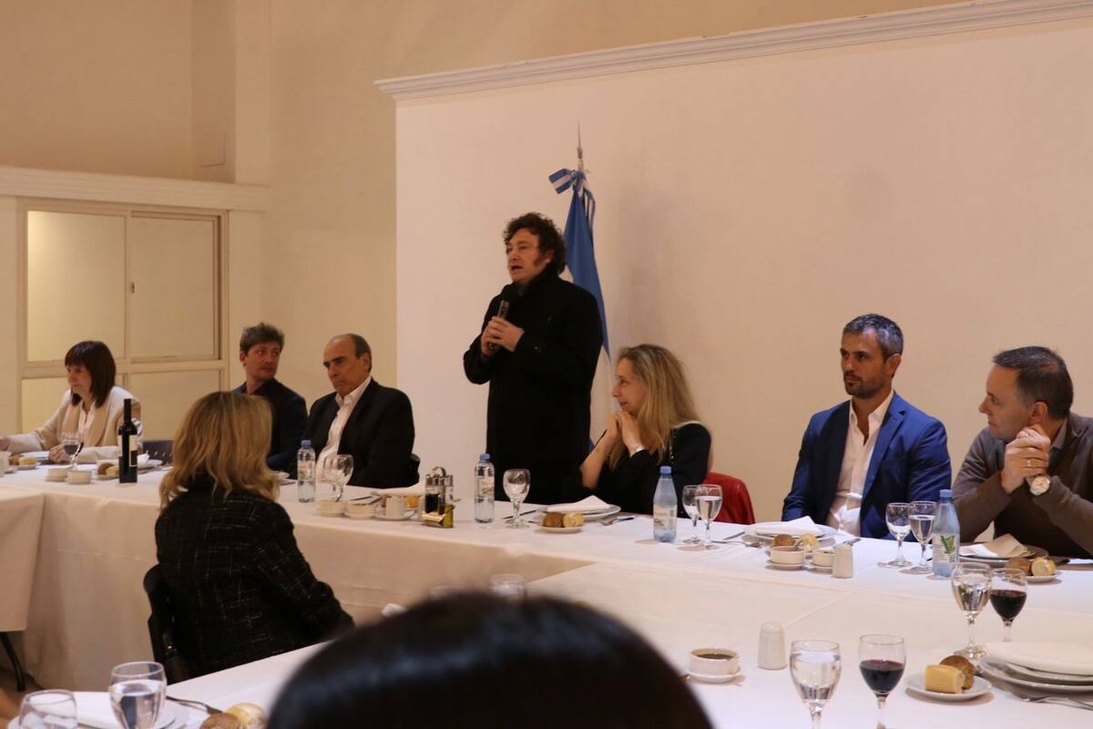 El presidente Javier Milei en Olivos junto a los diputados que blindaron el veto al aumento de las jubilaciones, en septiembre del año pasado.