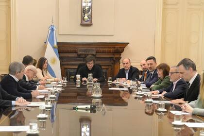 El presidente Javier Milei, en reunión con sus ministros
