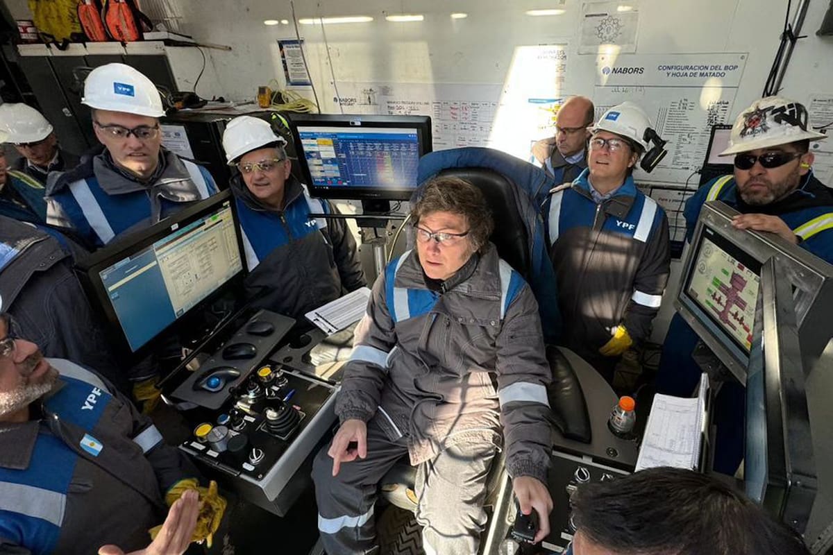 El presidente Javier Milei en un viaje reciente a la formación Vaca Muerta, junto a su vocero, Manuel Adorni, el presidente de YPF, Horacio Marín, y empleados de la petrolera estatal