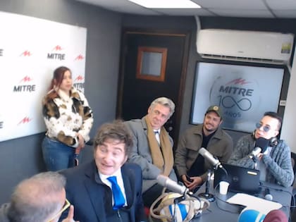 El presidente Javier Milei en una reciente visita al estudio de radio Mitre montado en la Exposición Rural de Palermo