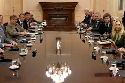 El presidente Javier Milei encabezó una reunión de gabinete ampliado junto a la directora gerente del Fondo Monetario Internacional (FMI), Kristalina Georgieva.
Del encuentro participaron la secretaria general de la Presidencia, Karina Milei; el jefe de Gabinete, Diego Santilli; los ministros de Economía, Luis Caputo; de Defensa, Carlos Presti; de Seguridad Nacional, Alejandra Monteoliva; de Salud, Mario Lugones; y de Desregulación y Transformación del Estado, Federico Sturzenegger; la secretaria Legal y Técnica, María Ibarzabal; el secretario de Política Económica, José Daza; el canciller, Pablo Quirno; el presidente del Banco Central de la República Argentina, Santiago Bausili; y el director ejecutivo por la Argentina ante el FMI, Leonardo Madcur.