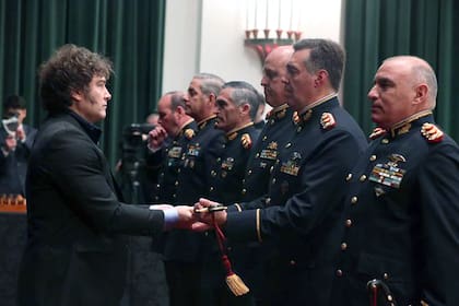 El presidente Javier Milei entrega un sable a un oficial de las Fuerzas Armadas