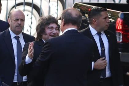 El Presidente Javier Milei es recibido por Juan Napoli, en el Malba