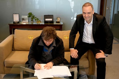 El presidente Javier Milei firmó la reforma laboral recién llegado de Oslo, antes de remitir el proyecto al Congreso