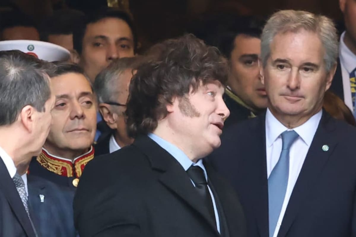 El presidente Javier Milei flanqueado por el ministro de Defensa, Carlos Presti, y el canciller Pablo Quirno