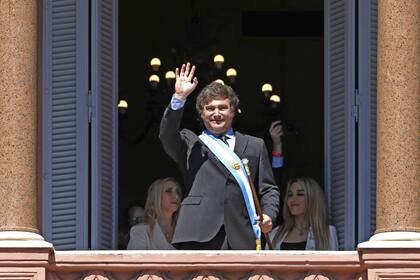 El presidente Javier Milei habla desde el balcón de la Casa Rosada, detrás suyo Karina Milei y Fátima Florez
