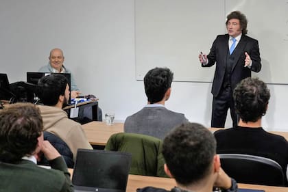 El presidente Javier Milei junto a Federico Sturzenegger, principal impulsor de la pelea contra los precios de los medicamentos.