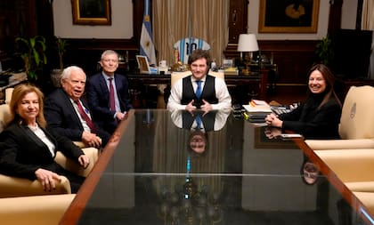 El presidente Javier Milei, junto a la ministra de Capital Humano Sandra Pettovello, se reunió en Casa Rosada con el premio Nobel de Economía, James Heckman, y con la rectora de UCEMA, Carola Pessino.