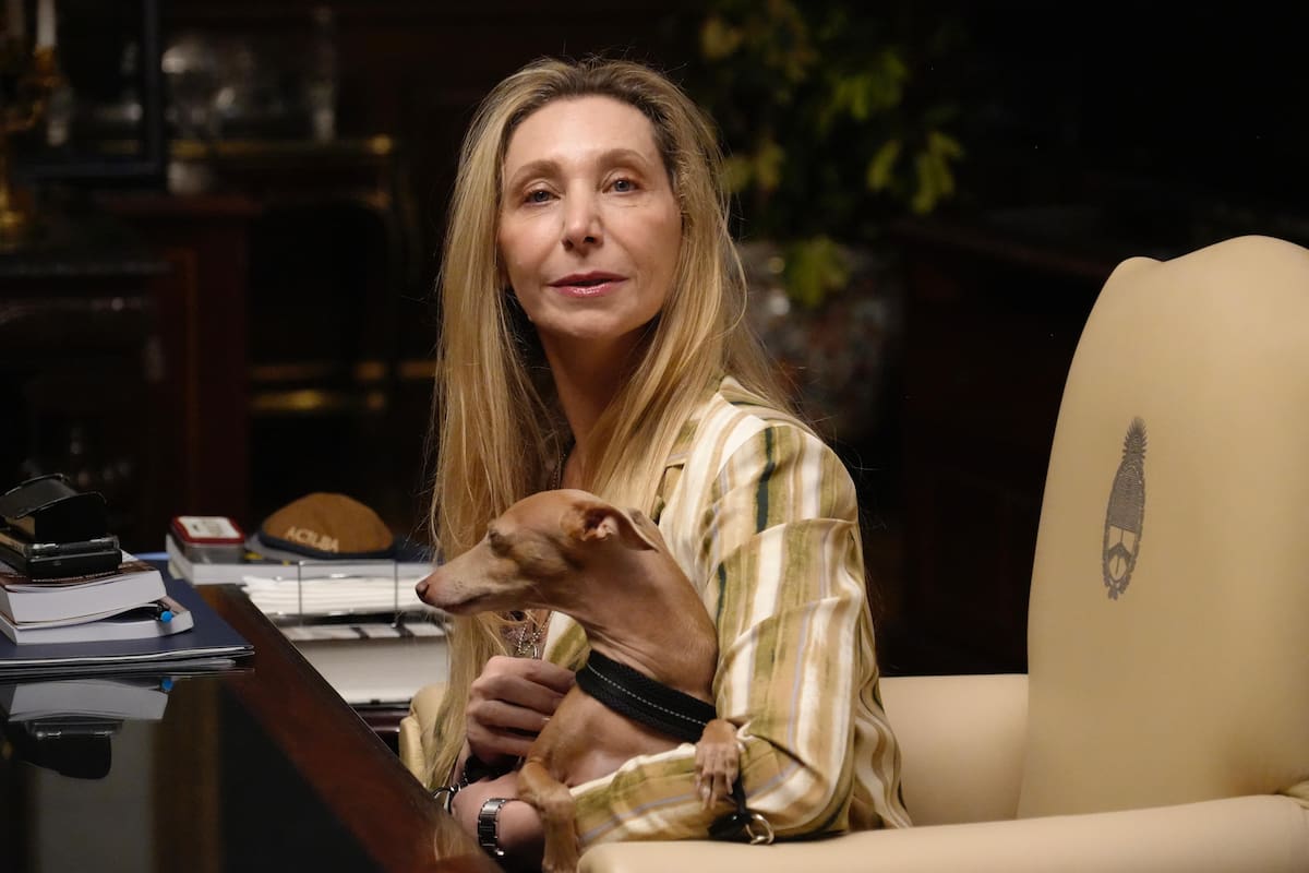 El Presidente Javier Milei, junto a la Secretaria General de la Presidencia, Karina Milei, recibió al legendario tenor italiano Andrea Bocelli en su despacho luego de que lo condecoró al cantante lírico Andrea Bocelli y le entregó la distinción de la Orden de Mayo Casa Rosada