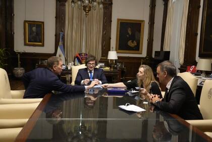 El presidente Javier Milei, junto a la secretaria General de la Presidencia, Karina Milei; el jefe de Gabinete, Manuel Adorni; y el ministro del Interior, Diego Santilli, recibieron los primeros ejemplares del nuevo DNI electrónico*