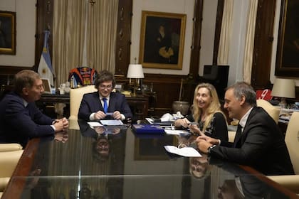 El presidente Javier Milei, junto a la secretaria General de la Presidencia, Karina Milei; el jefe de Gabinete, Manuel Adorni; y el ministro del Interior, Diego Santilli, recibieron los primeros ejemplares del nuevo DNI electrónico