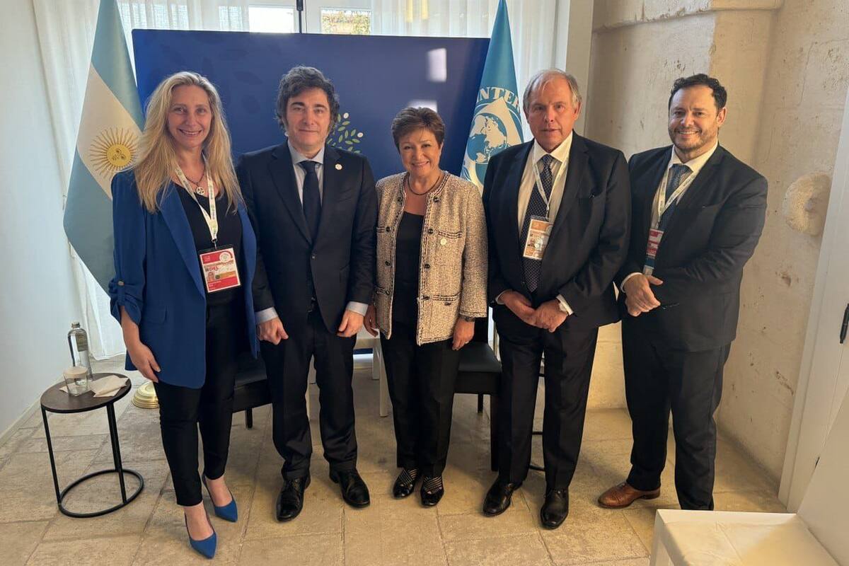 El Presidente Javier Milei junto a la Secretaria General de la Presidencia, Karina Milei, el asesor Demian Reidel y el entonces embajador argentino en los Estados Unidos, Gerardo Werthein, junto a la directora del Fondo Monetario Internacional, Kristalina Georgieva, en el marco del G7