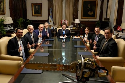 El presidente Javier Milei junto a la Secretaria Legal y Técnica, María Ibarzabal; al Procurador del Tesoro, Sebastián Amerio; a los Subprocuradores, Juan Ignacio Stampalija y Julio Pablo Comadira; y a los abogados socios de Sullivan & Cromwell, Robert Giuffra Jr. y Sergio Galvis.