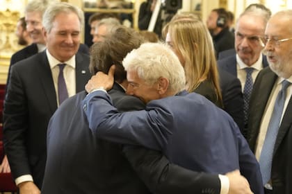 El Presidente Javier Milei, junto a la Secretaria General de la Presidencia, Karina Milei, recibió al legendario tenor italiano Andrea Bocelli en su despacho luego de que lo condecoró al cantante lírico Andrea Bocelli y le entregó la distinción de la Orden de Mayo Casa Rosada