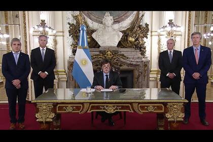 El presidente Javier Milei junto a Luis Caputo y el titular del Banco Central, Santiago Bausili, artífices del nuevo plan económico