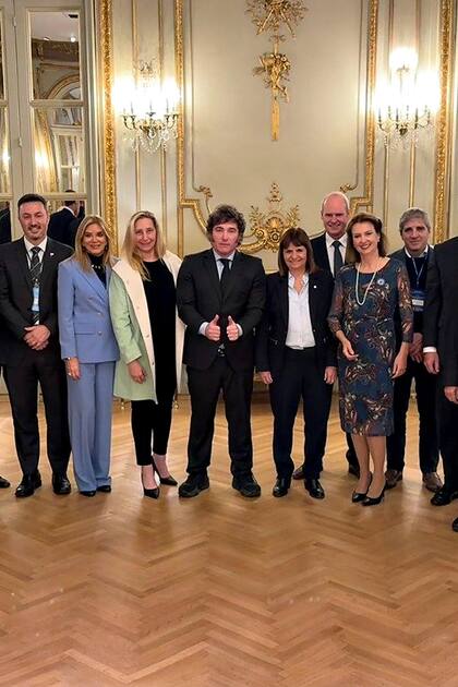 El presidente Javier Milei junto a miembros de su gabinete y empresarios, en el Cicyp