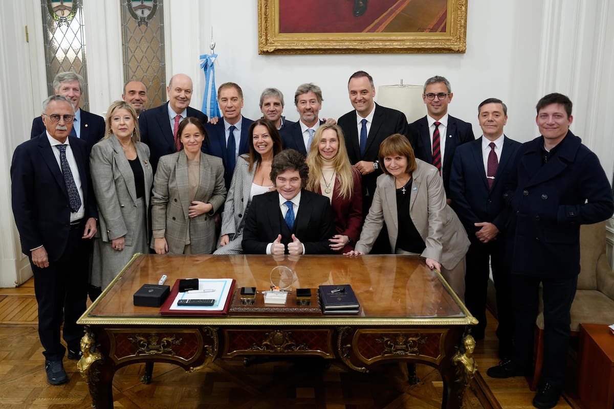 El presidente Javier Milei junto a miembros del Gabinete cuando fueron a respaldar a Adorni al Congreso