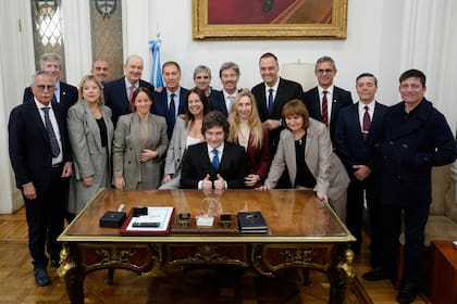 El presidente Javier Milei junto a miembros del Gabinete, en la previa de la presentación del Informe de Gestión del jefe de Gabinete, Manuel Adorni, ante el Congreso de la Nación.