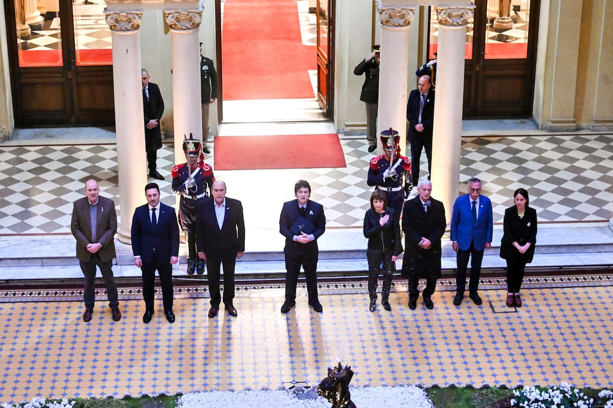 El presidente Javier Milei junto a ministros en la Casa Rosada