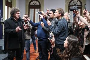 El presidente Javier Milei, junto a periodistas en la Casa Rosada.