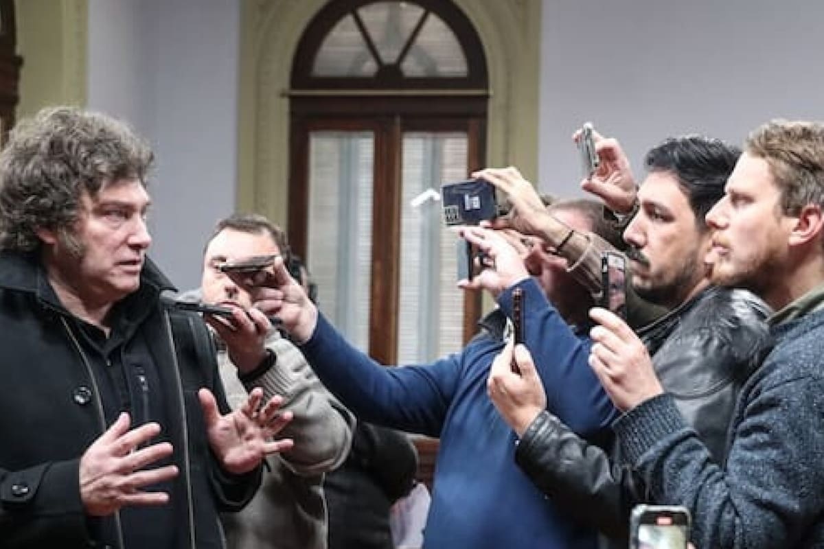 El presidente Javier Milei junto a periodistas en la Casa Rosada.