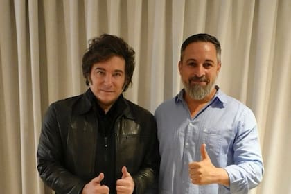 El presidente Javier Milei junto a presidente de VOX y diputado español, Santiago Abascal, en Madrid.