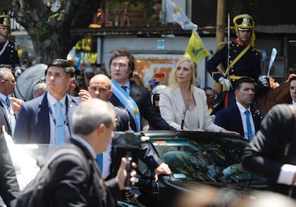 El presidente javier Milei junto a su hermana Karina, al salir del Congreso.