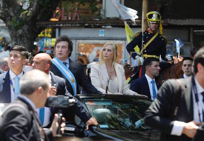 El presidente javier Milei junto a su hermana Karina, al salir del Congreso.