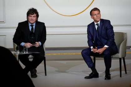 El presidente Javier Milei junto a su par francés, Emmanuel Macron, en el Palacio del Elíseo