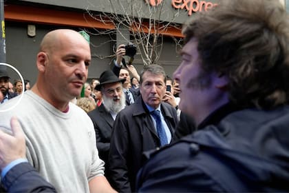 El presidente Javier Milei junto a Yair Horn, liberado tras permanecer como rehén de Hamas, durante el acto por el 32° aniversario del atentado contra la AMIA; en el fondo, de gorra, Mario Suli