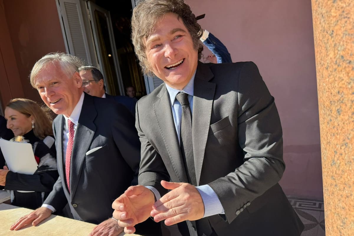 El presidente Javier Milei, junto al economista Jesús Huerta de Soto, en el balcón de la Casa Rosada, el domingo pasado
