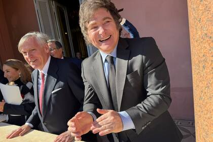 El presidente Javier Milei, junto al economista Jesús Huerta de Soto, en el balcón de la Casa Rosada, el domingo pasado