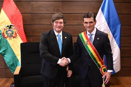 El presidente Javier Milei junto al flamante mandatario de Bolivia, Rodrigo Paz, en el día de su asunción