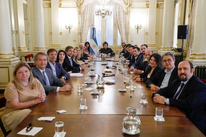 El presidente Javier Milei, junto al grupo original de diputados del bloque de La Libertad Avanza