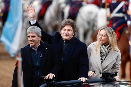 El presidente Javier Milei junto al ministro de Economía, Luis Caputo, y a la Secretaria General, Karina Milei, en la Exposición Rural