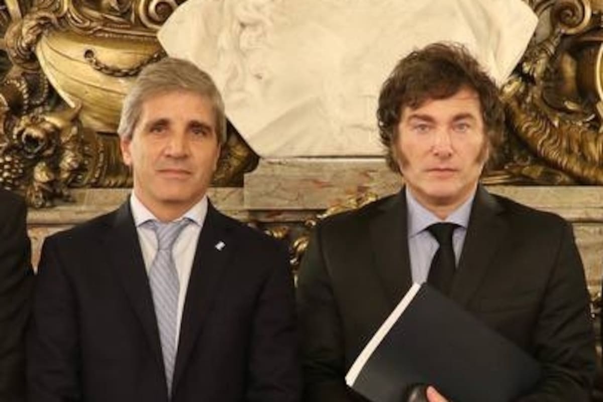 El presidente Javier Milei, junto al Ministro de Economía, Luis Caputo; el Secretario de Finanzas, Pablo Quirno; el Presidente del Banco Central, Santiago Bausili; y el Vicepresidente del Banco Central, Vladimir Werning