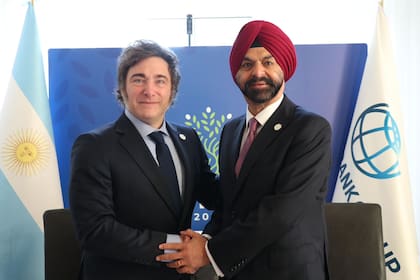 El Presidente Javier Milei junto al Presidente del Banco Mundial, el empresario Ajay Banga, con quien mantuvo una reunión en el marco del G7