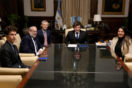 El presidente Javier Milei, junto al rabino Yehuda Kaploun, enviado especial norteamericano para monitorear y combatir el antisemitismo, en la Casa Rosada.