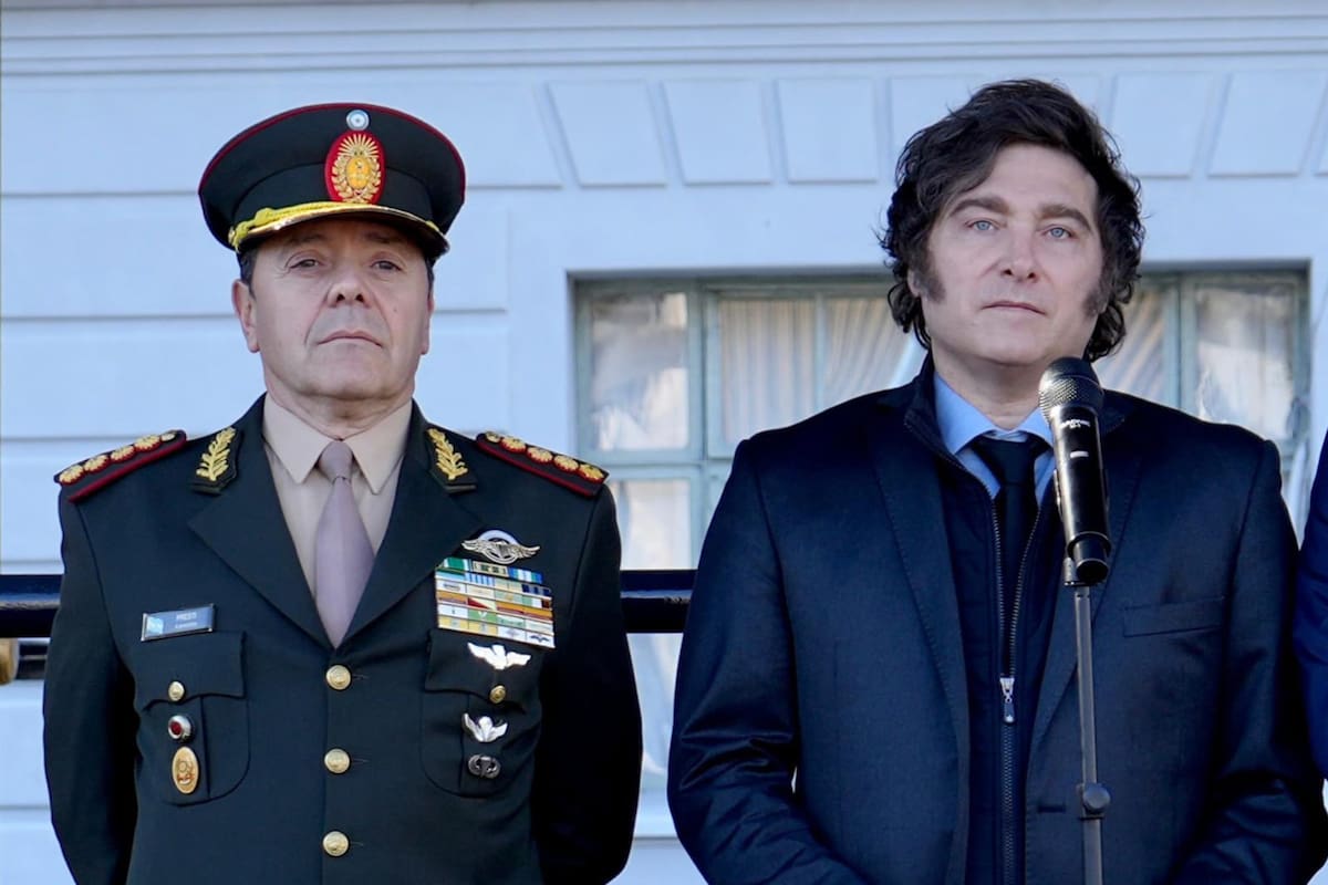 El presidente Javier Milei junto al Teniente General Carlos Presti