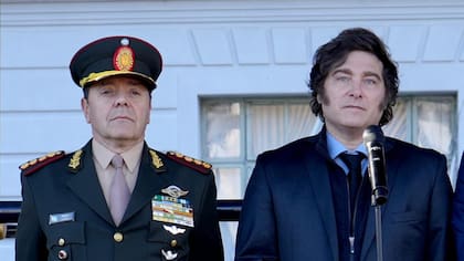 El presidente Javier Milei junto al Teniente General Carlos Presti