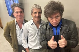 El presidente Javier Milei, junto con el ministro de Economía, Luis Caputo, y el jefe de Gabinete, Nicolás Posse, en noviembre pasado