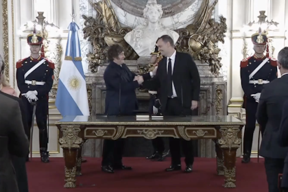 El presidente Javier Milei le toma juramento a Manuel Adorni como nuevo jefe de Gabinete
