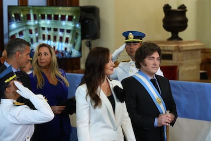 El presidente Javier Milei llega al Congreso para inaugurar el periodo de sesiones ordinarias acompañado de la vicepresidenta Victoria Villarruel, su hermana Karina y el presidente de la cámara baja Martín Menem.