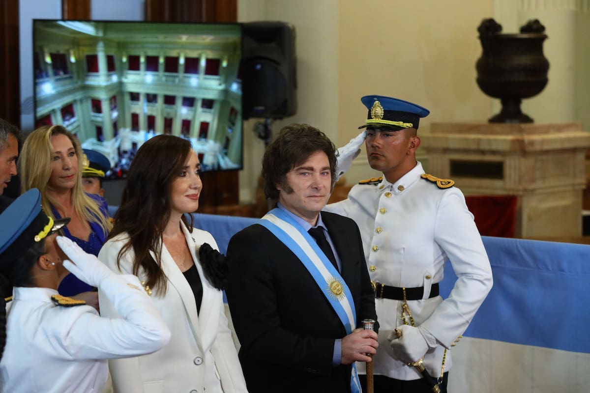 El presidente Javier Milei llega al Congreso para inaugurar el periodo de sesiones ordinarias acompañado de la vicepresidenta Victoria Villarruel, su hermana Karina y el presidente de la cámara baja Martín Menem.