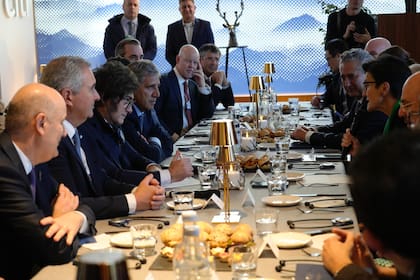 El presidente Javier Milei mantuvo un encuentro con CEO’s de bancos y firmas financieras globales, en el marco de su agenda internacional.
Del encuentro participaron la directora ejecutiva de Citigroup, Jane Fraser; la presidenta y CEO de Franklin Resources, Jenny Johnson; el chairman de BTG Pactual, André Esteves; el CEO de Lord Abbett, Doug Sieg; la directora internacional de BlackRock, Rachel Lord; la presidenta y CEO de TIAA, Thasunda Brown Duckett; y el presidente del BBVA, Carlos Torres Vila.
Asimismo, el mandatario estuvo acompañado el canciller, Pablo Quirno; y los ministros de Economía, Luis Caputo, y de Desregulación y Transformación del Estado, Federico Sturzenegger.
