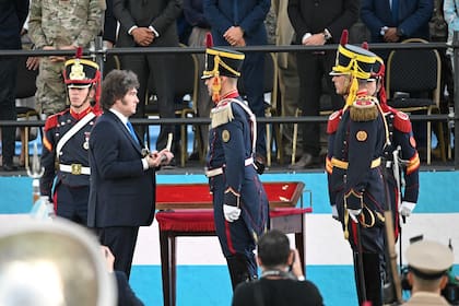 El presidente Javier Milei participa del traspaso del sable de general San Martín al regimiento de granaderos ,durante el acto de conmemoración de la batalla de San Lorenzo, en esa misma ciudad.